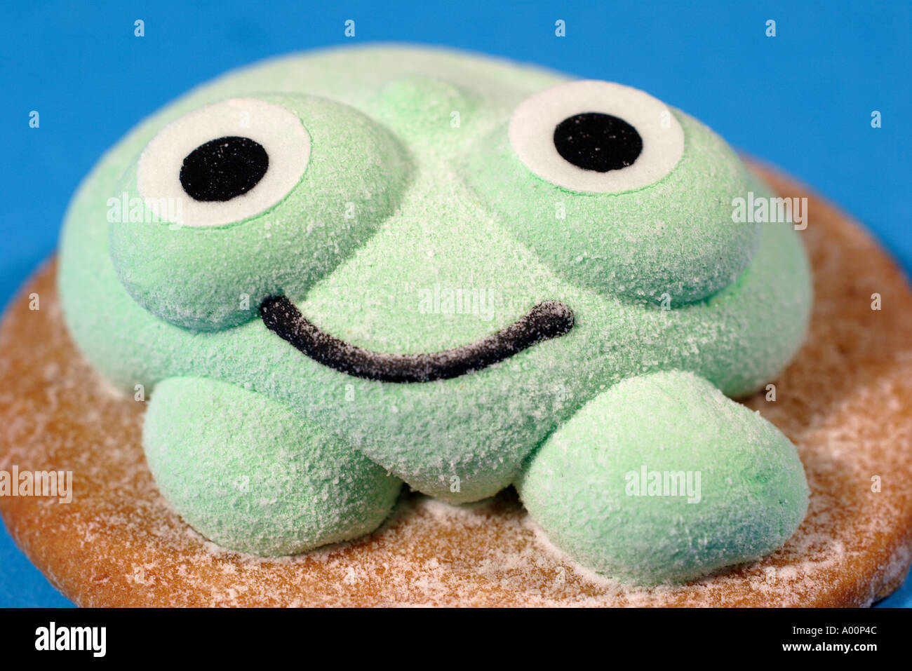 Marshmallow-Frosch auf Lebkuchen Stockfoto