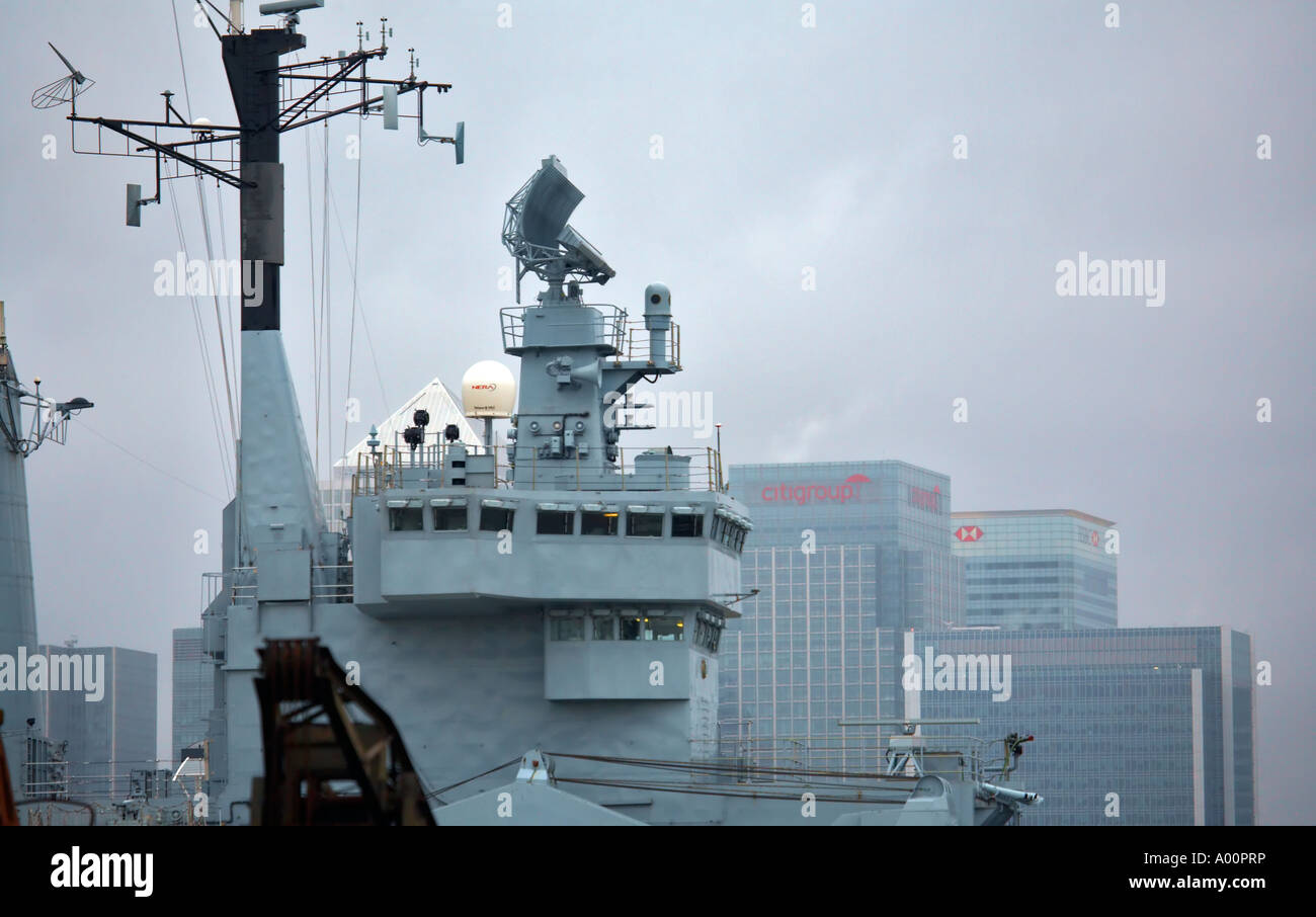 Brücke der Flugzeugträger HMS Illustrious mit den Türmen der Canary Wharf im Hintergrund Stockfoto