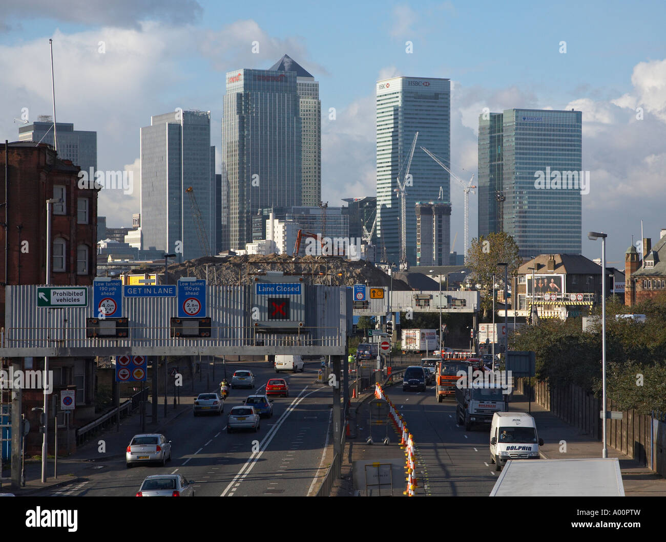 Südliche Zufahrt zum Blackwall Tunnel mit den Türmen der Kanarischen wharf im Hintergrund Stockfoto