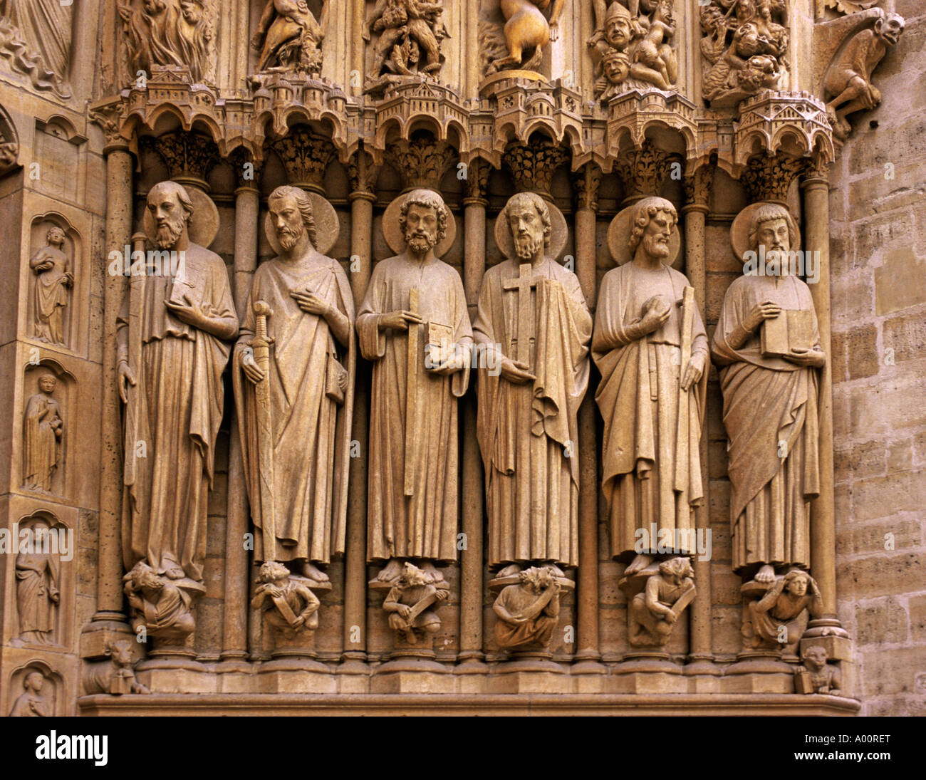 STATUEN-NOTRE-DAME-KATHEDRALE-PARIS FRANKREICH Stockfoto