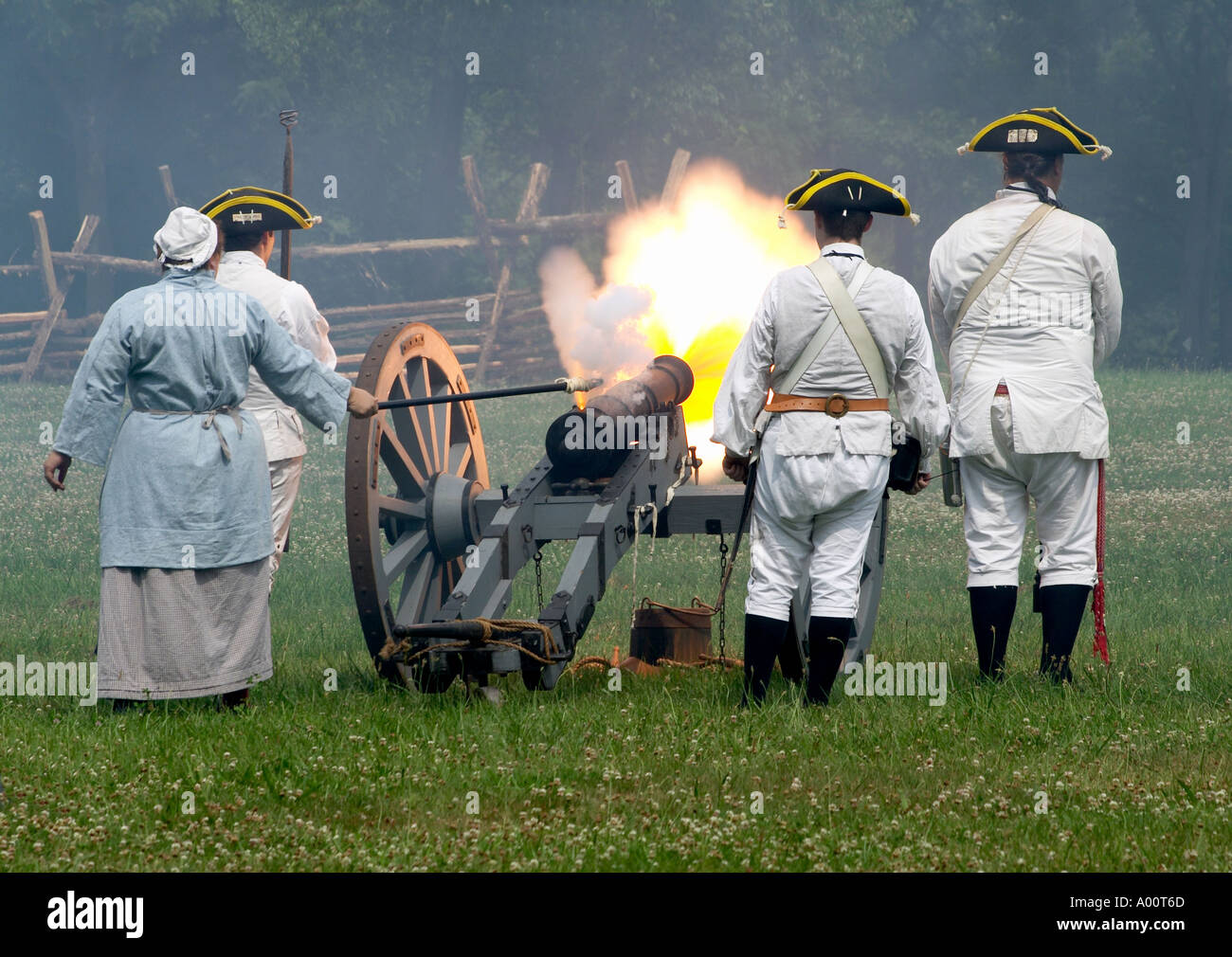 Kanone beschossen eine Nachstellung der Schlacht von Monmouth weibliche Reenactor stellt Molly Pitcher, die für ihren Ehemann übernahm Stockfoto