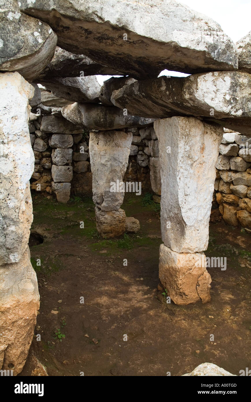 dh TORRE DEN GAUMES MENORCA prähistorischen Talayot Siedlung bauen, Steinsäulen und Dach Stockfoto