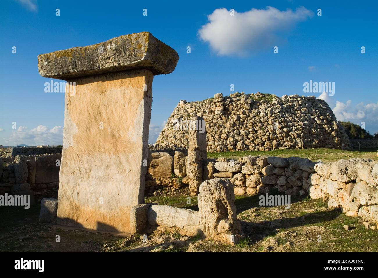 dh Talayots Megalithsteine TAULA VON TREPUCO MENORCA BALEAREN Prähistorik Talayotic Taula Steinzeitsäule Talayot Taulas Menorca Stockfoto