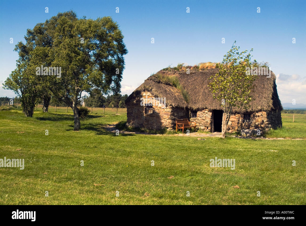 dh Old Leanach Farmhouse CULLODEN MOOR INVERNESSSHIRE Traditionelles schottisches Crofter Cottage auf dem Schlachtfeld von Cullodens, Schottland, Geschichtshaus Stockfoto