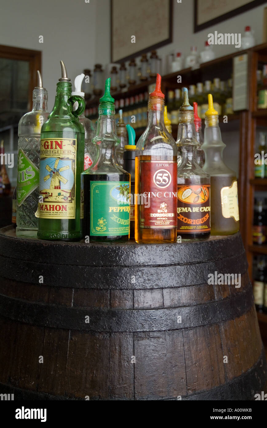 dh xoriguer Gin Distillery MAHON MENORCA Auswahl an Gins-Flaschen mit Geschmack von Xoriguer im Besucherzentrum von Fass Stockfoto