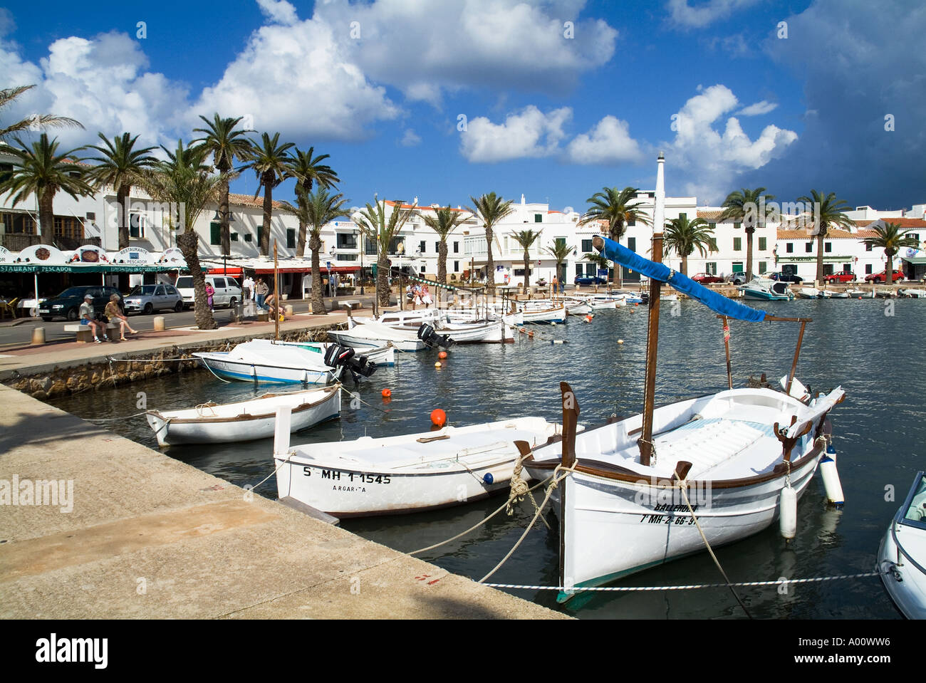 dh Menorca Boote am Meer FORNELLS MENORCA Fischerboot am Kai Urlaub Tourismus sonnigen Hafen verankert Stockfoto