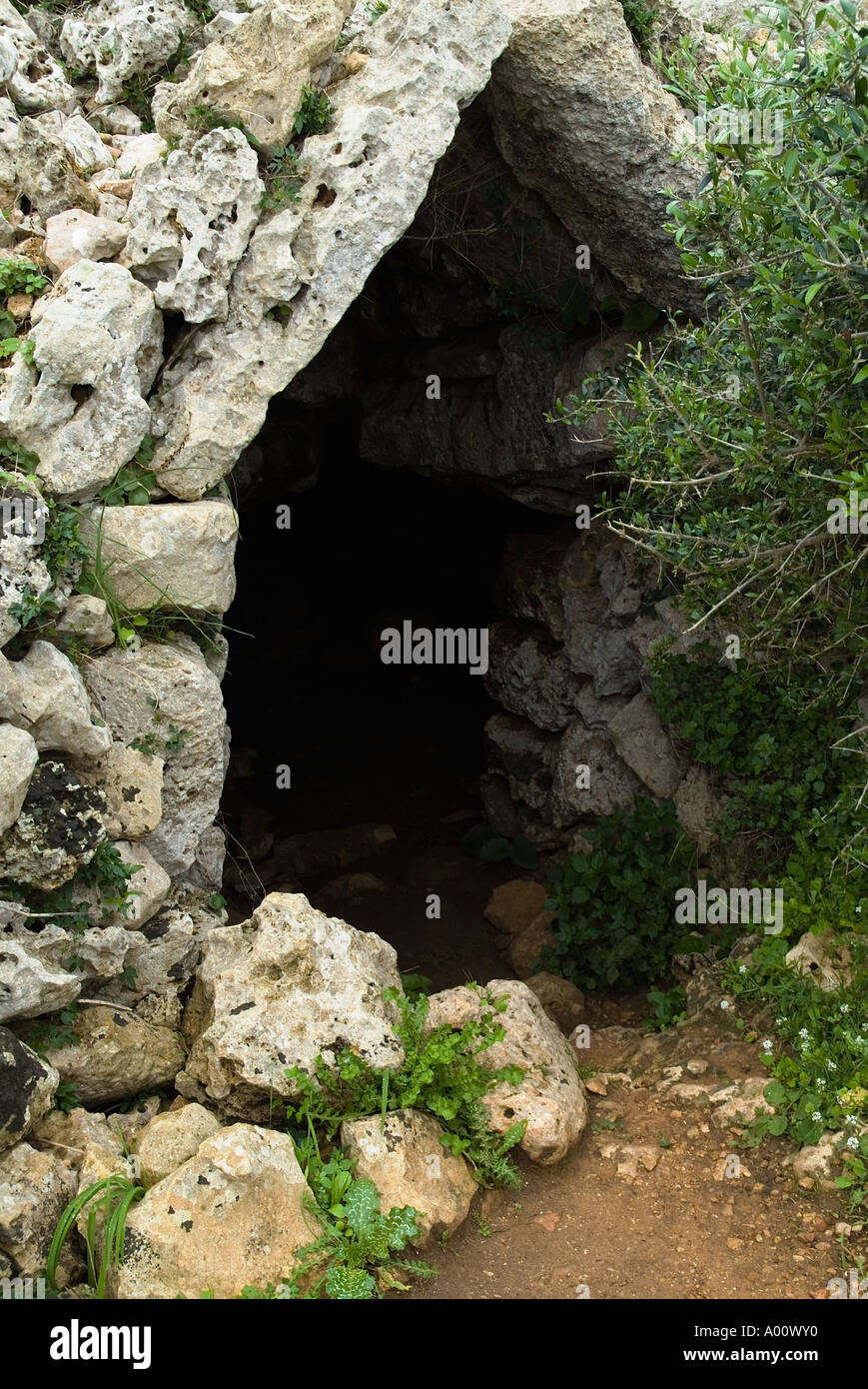 dh Talayotic Begräbnishöhle europa TORRE TRENCADA MENORCA BALEAREN Eingang Zur Vorgeschichte alte Grabstätte megalithisch Stockfoto