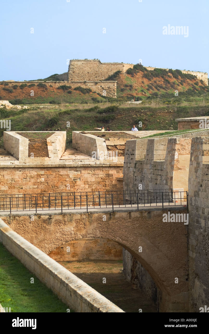 dh La Mola Festung MAHON MENORCA Tourist auf Garnison Festung Wehrgang über dem Graben Stockfoto