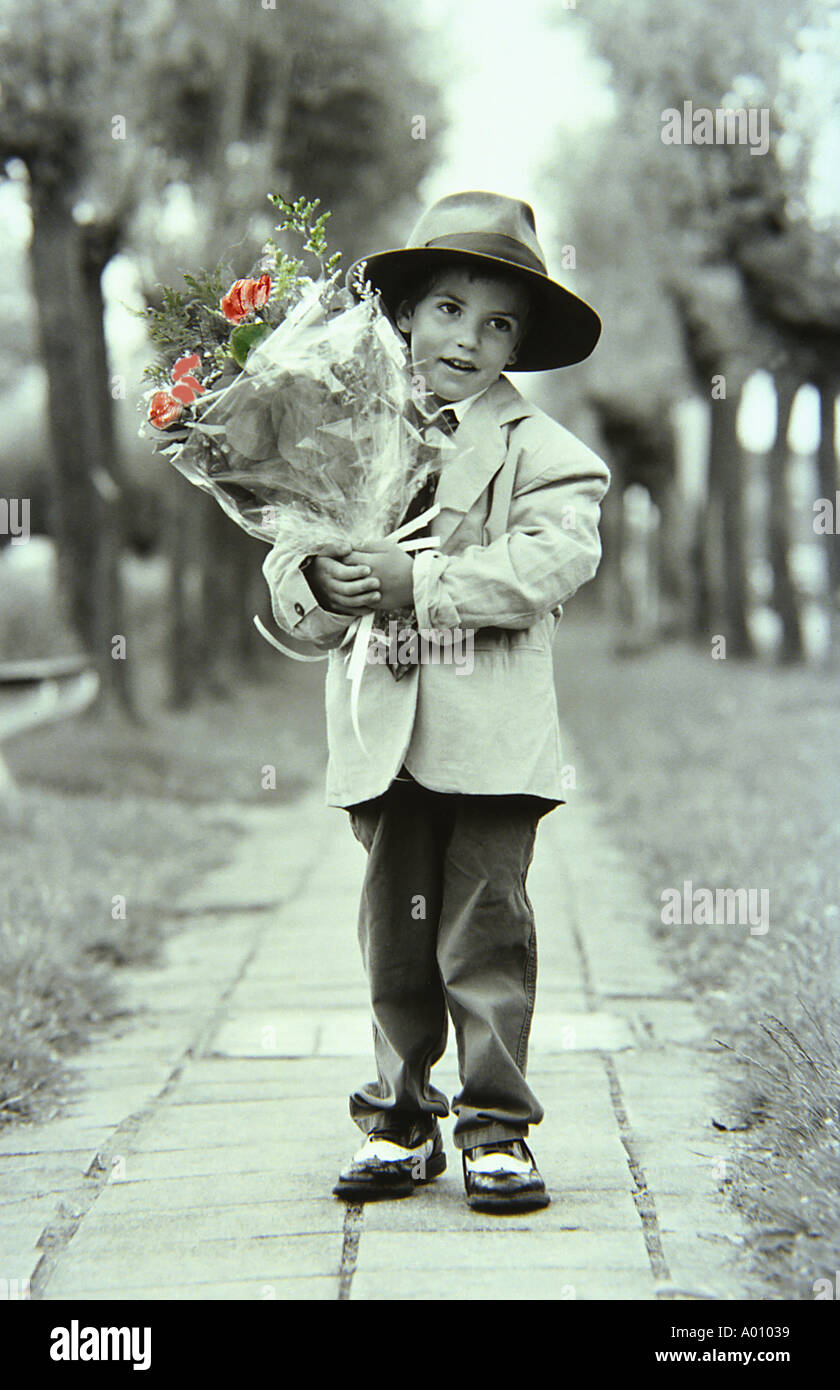 Junge schwarz weiß mit Blumen für Mama nostalgische Kleidung papa  Stockfotografie - Alamy