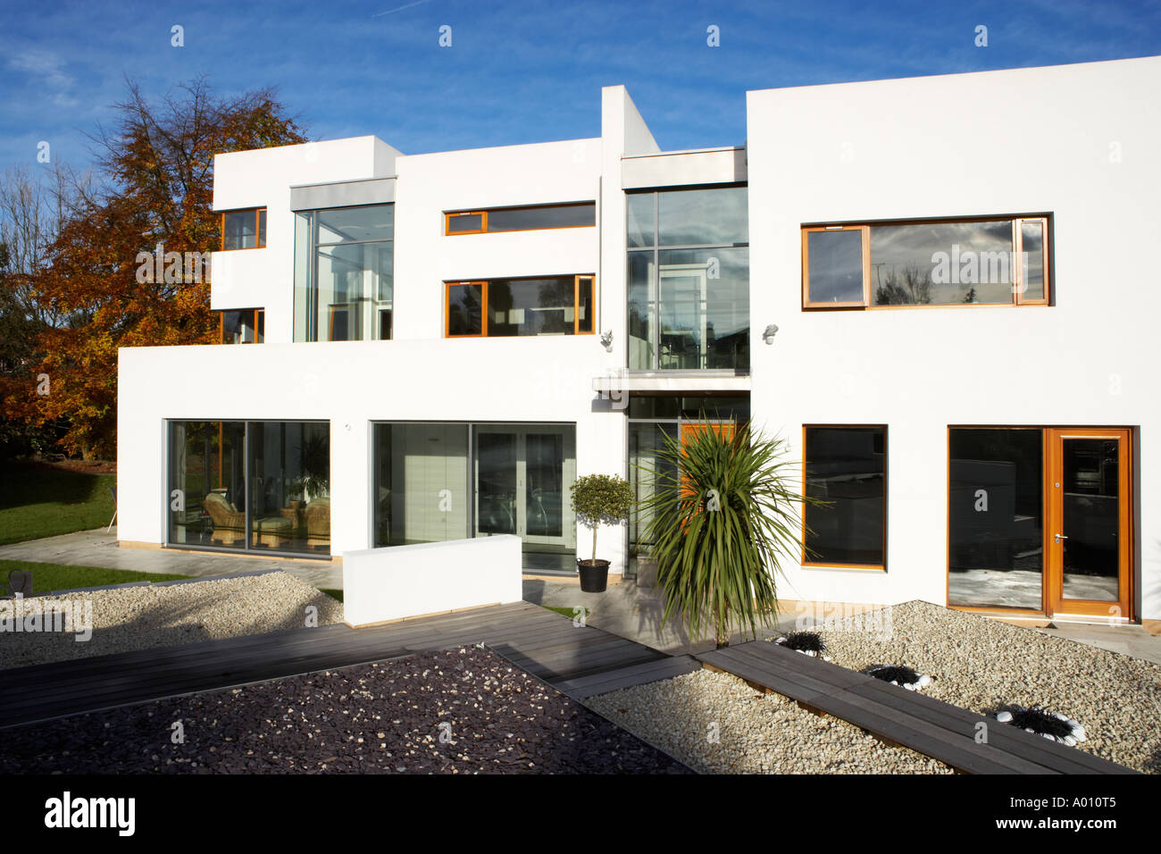modern Art-deco-Stilhaus mit weißem Kies Garten und große Terrassentüren Stockfoto