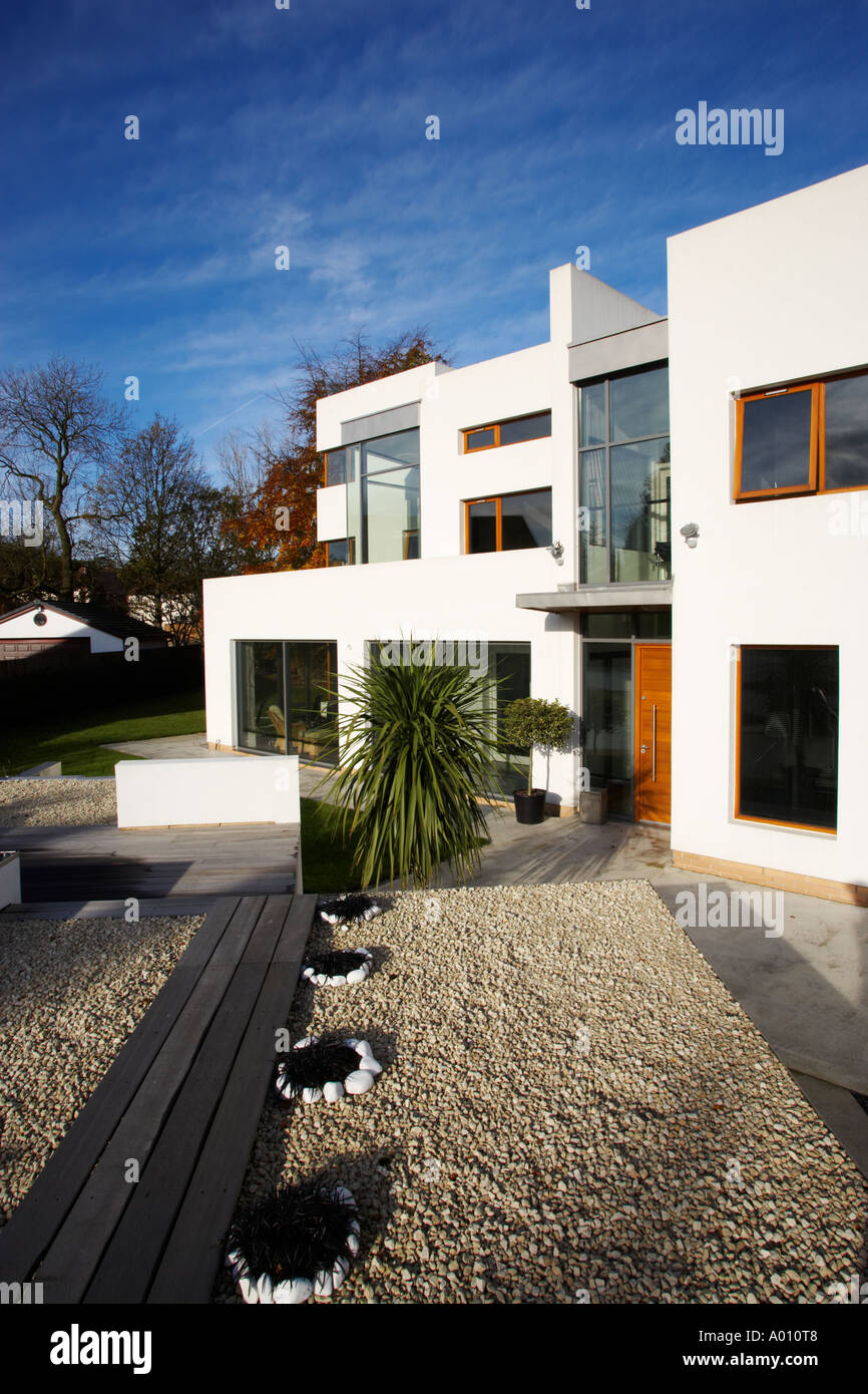 modern Art-deco-Stilhaus mit weißem Kies Garten und große Terrassentüren Stockfoto