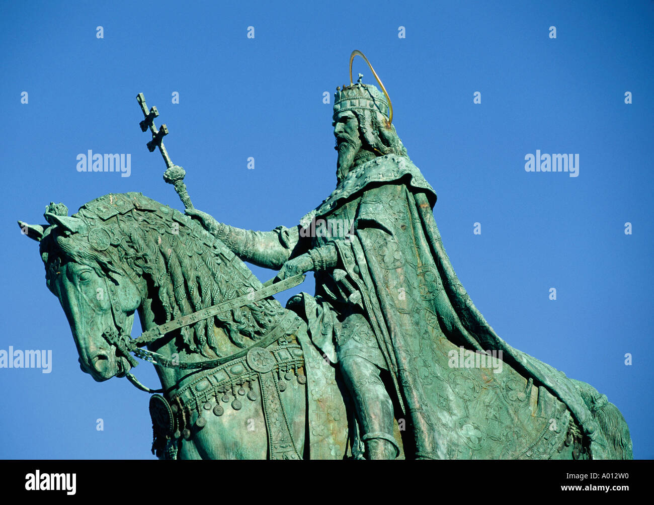 Statue des St. STEPHEN 977 1038 Anzeige erster König von Ungarn S steht in der Nähe von MATTHIAS Kirche BUDAPEST Stockfoto