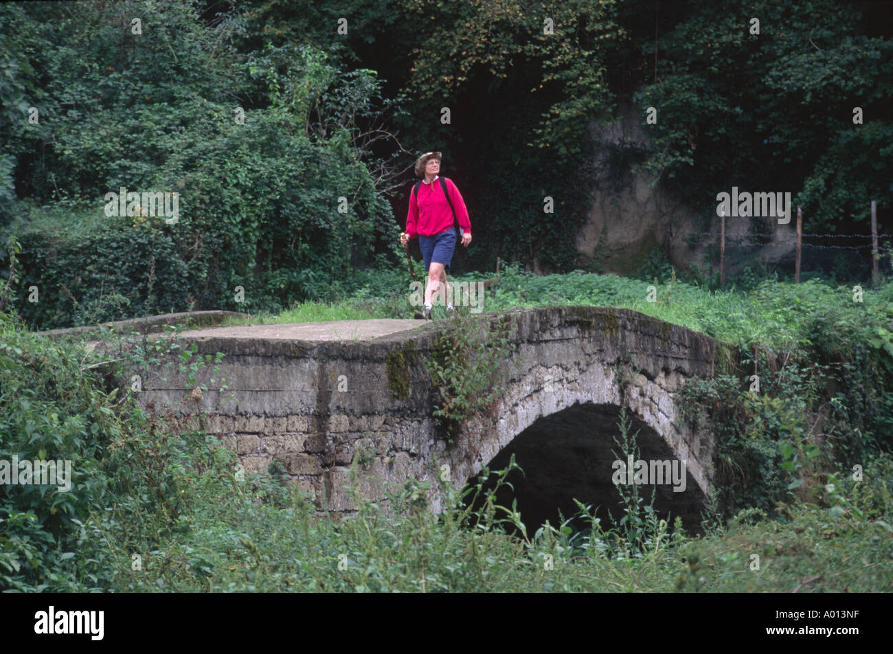 Wanderer überquert eine Brücke in der Landschaft der Toskana Italien Stockfoto