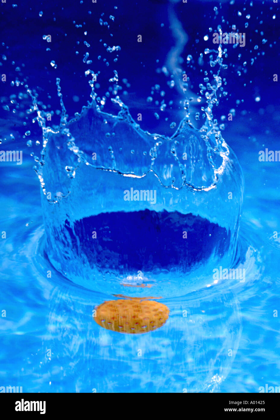 Orange Kugel ins blaue Wasser plantschen Stockfoto