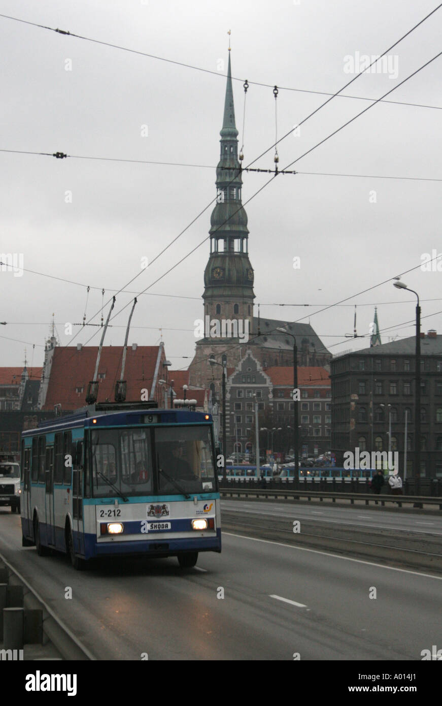 Ein Trolleybus, überqueren die Akmens kippt Steinbrücke vor St. Peterskirche an einem langweiligen Wintertag in Riga Lettland Stockfoto