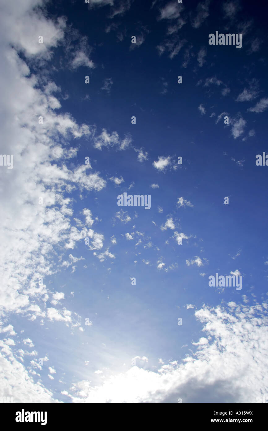 Lebendigen Himmel und weiße Wolken Stockfoto