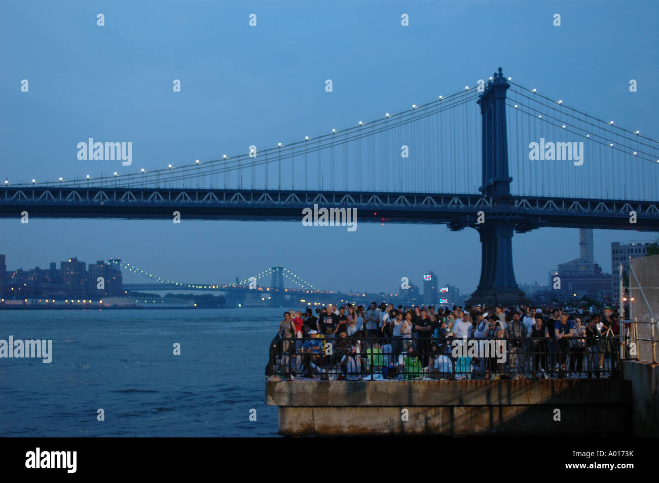 New York City Publikum ein Feuerwerk während der July4 in der Nähe von Anhattan Brücke in Brooklyn am Abend warten Stockfoto