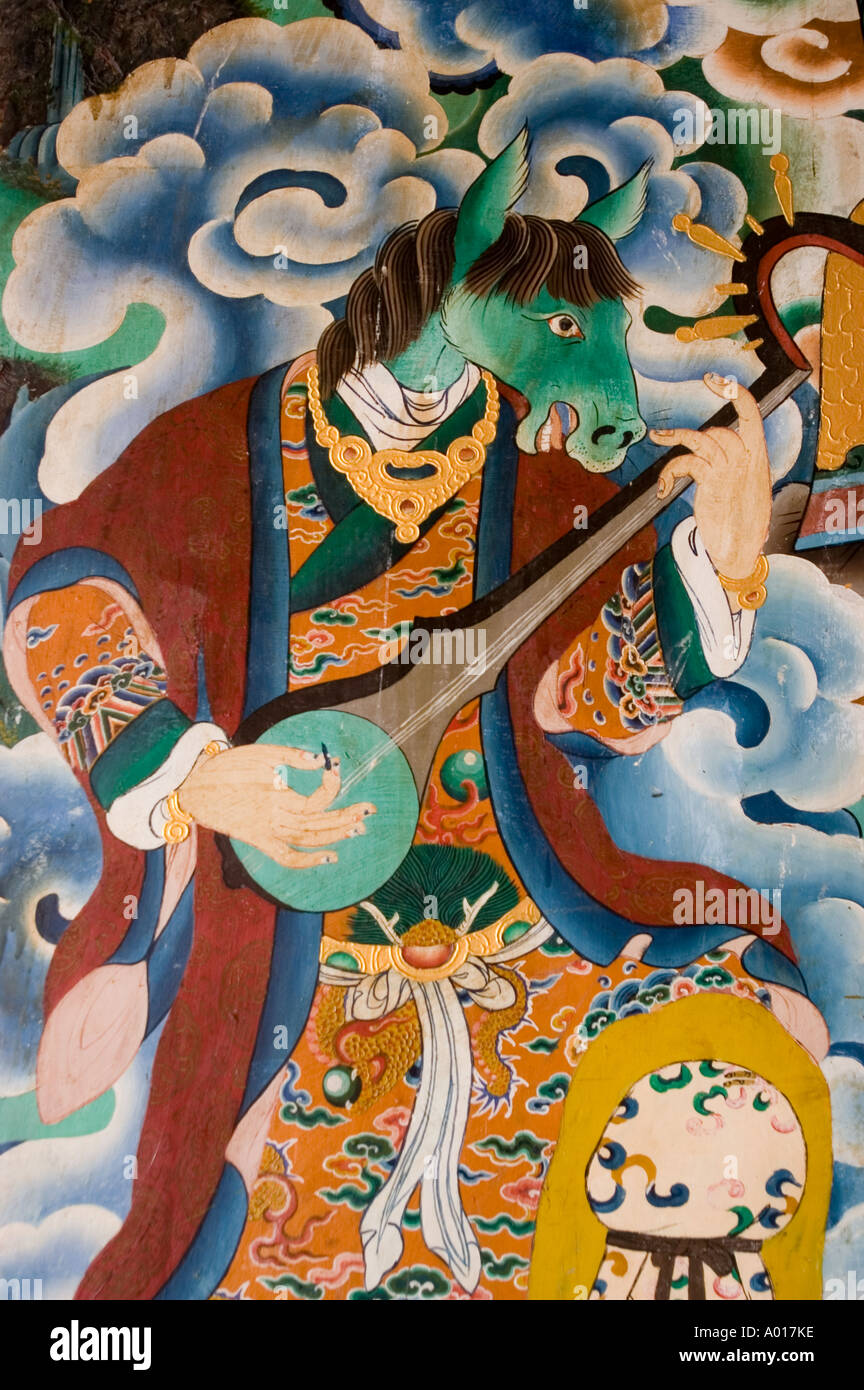 Wandgemälde eines grünen Pferdes in traditioneller tibetischer Kleidung, das ein Streichinstrument im Rumtek Kloster, Gangtok, Sikkim, Indien spielt. Stockfoto