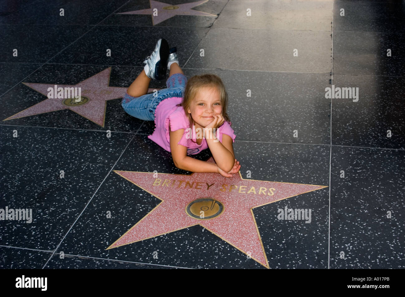 Fünf Jahre altes Mädchen lag neben Britney Spears Hollywood Walk of Fame Stern auf dem Hollywood Boulevard im Highland Avenue Hollywood Stockfoto