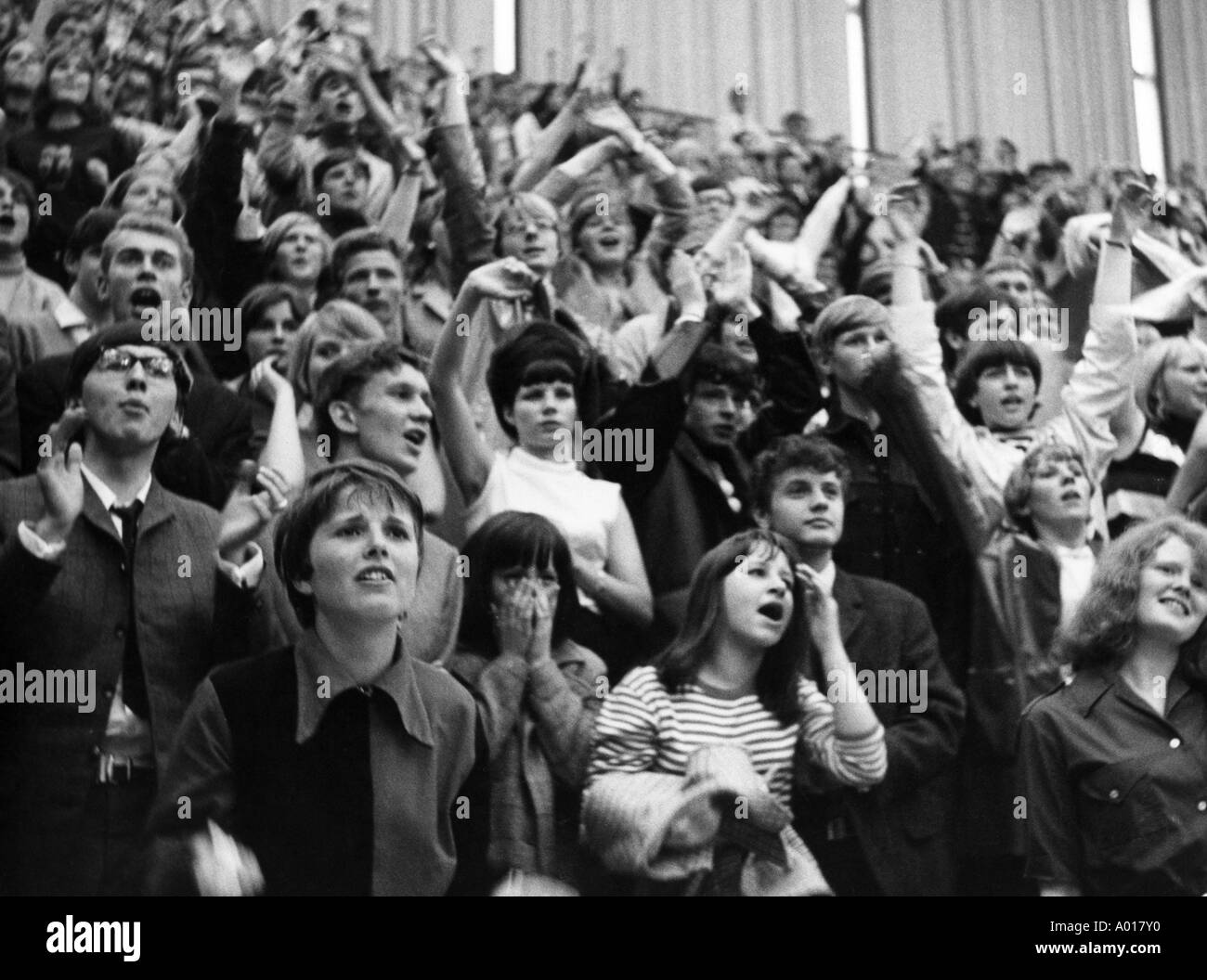 Die Beatles, Konzert in Essen, Ruhrgebiet, Gruga-Halle, 1966, 1960er Jahre, der sechziger Jahre, England, London, Großbritannien, britische pop-Band, Musik, Musiker, Gruppe, pop Musik, Sänger, Jugendliche in der Gruga-Halle, die Masse der Zuschauer, Jugendliche, Mädchen, jungen, Jugendliche, Stockfoto