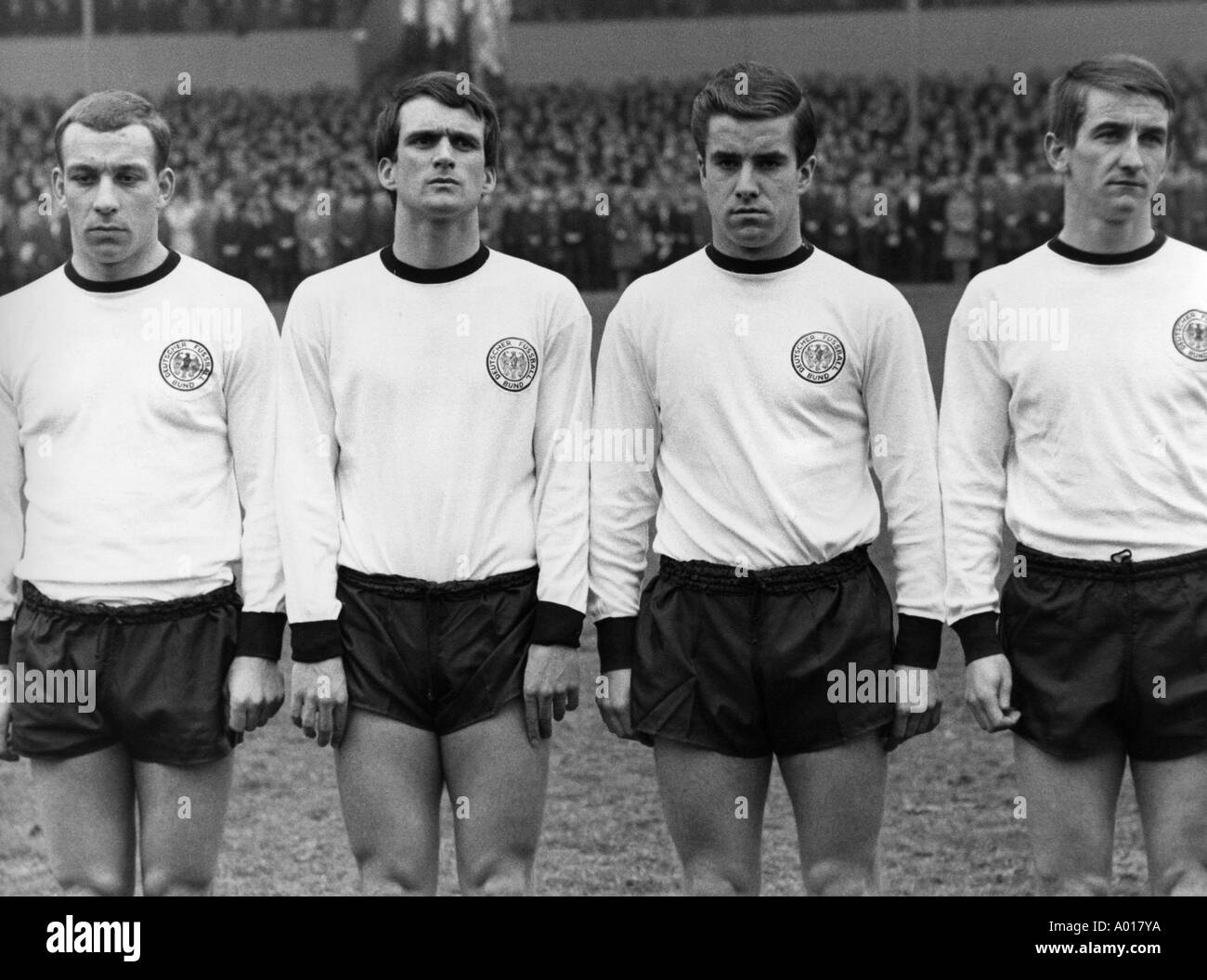 Fußball-Europameisterschaft 1968, Qualifikationsrunde, Gruppe 4, Stadion  Rote Erde in Dortmund, 1967, Deutschland gegen Albanien 6:0, DFB-Auswahl,  Teil des Teams, v.l.n.r.: Hoettges, Overrath, Patzke, Loehr, b&w, schwarz  und weiß, schwarze & weiß ...