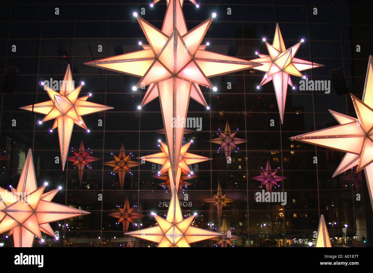 New York City Star Dekoration für Weihnachten im Time Warner Center bei Nacht Stockfoto