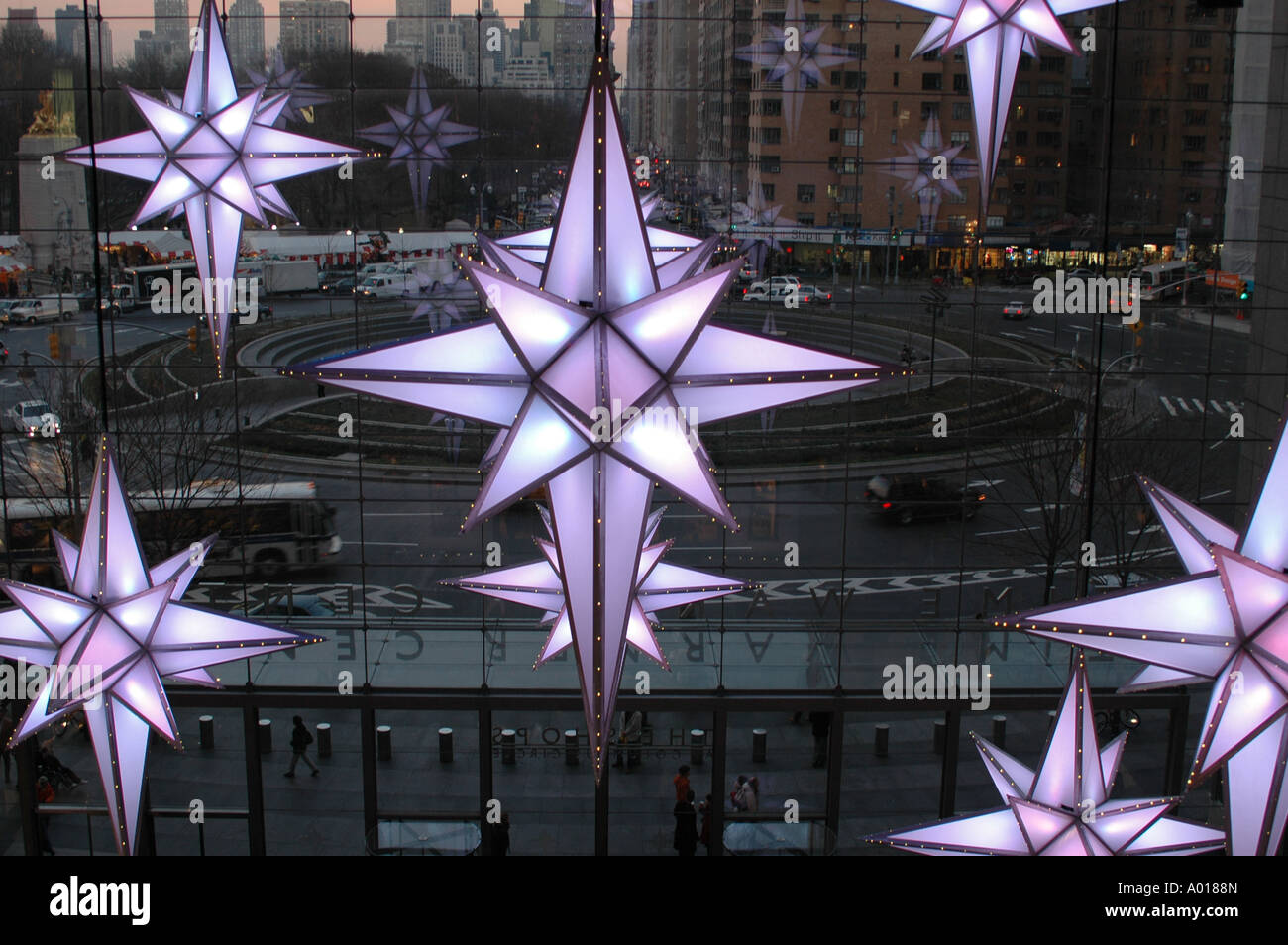 New York City Star Dekoration in der Weihnachtszeit im Time Warner Center mit Blick auf Columbus Circle in der Dämmerung Stockfoto