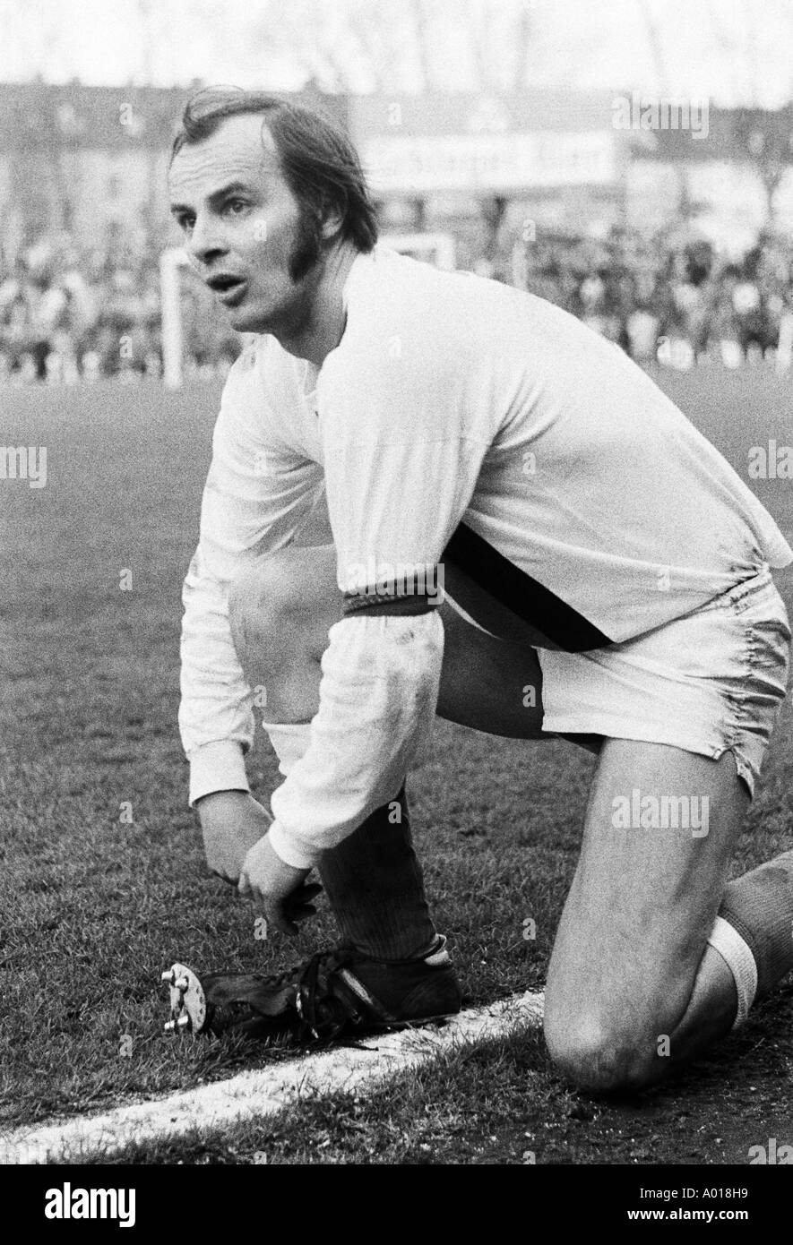 Fußball, Bundesliga, 1970/1971, FC Schalke 04 gegen Arminia Bielefeld 0:1, Stadion Glueckauf Kampfbahn, Gerd Roggensack von Arminia Bielefeld Schuss den Siegtreffer fünf Minuten vor dem Schlusspfiff, Gerd Roggensack, gebrochene Fußballschuh, Symbol, s Stockfoto