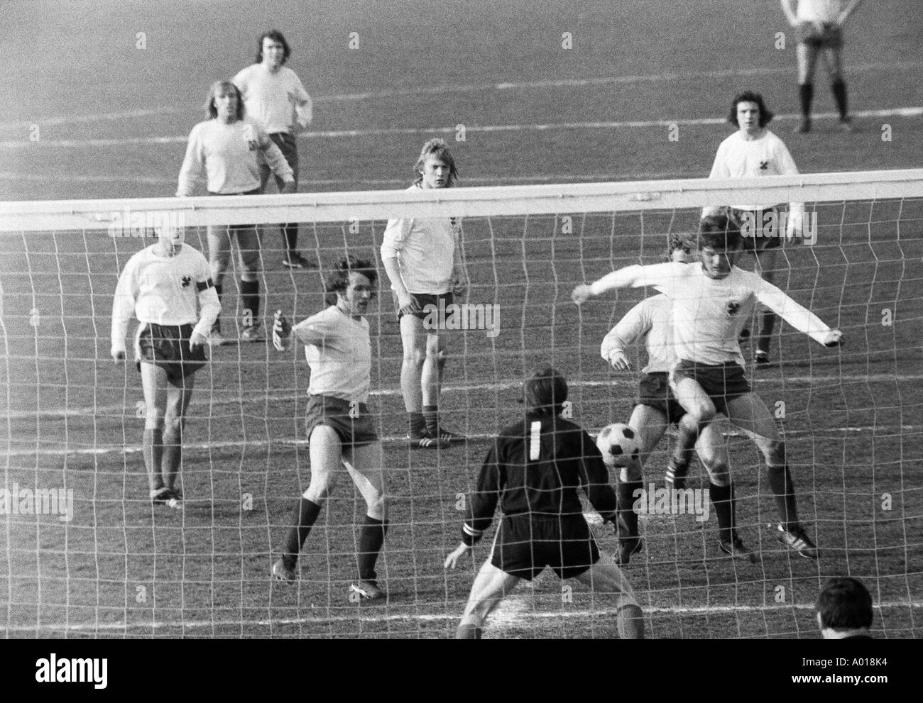 Fußball, Bundesliga, 1972/1973, Rot-Weiss Oberhausen vs. Borussia Mönchengladbach 1:3, Niederrhein Stadion, Szene des Spiels, b&w, schwarze und weiße, schwarze & weiß Fotografie Stockfoto