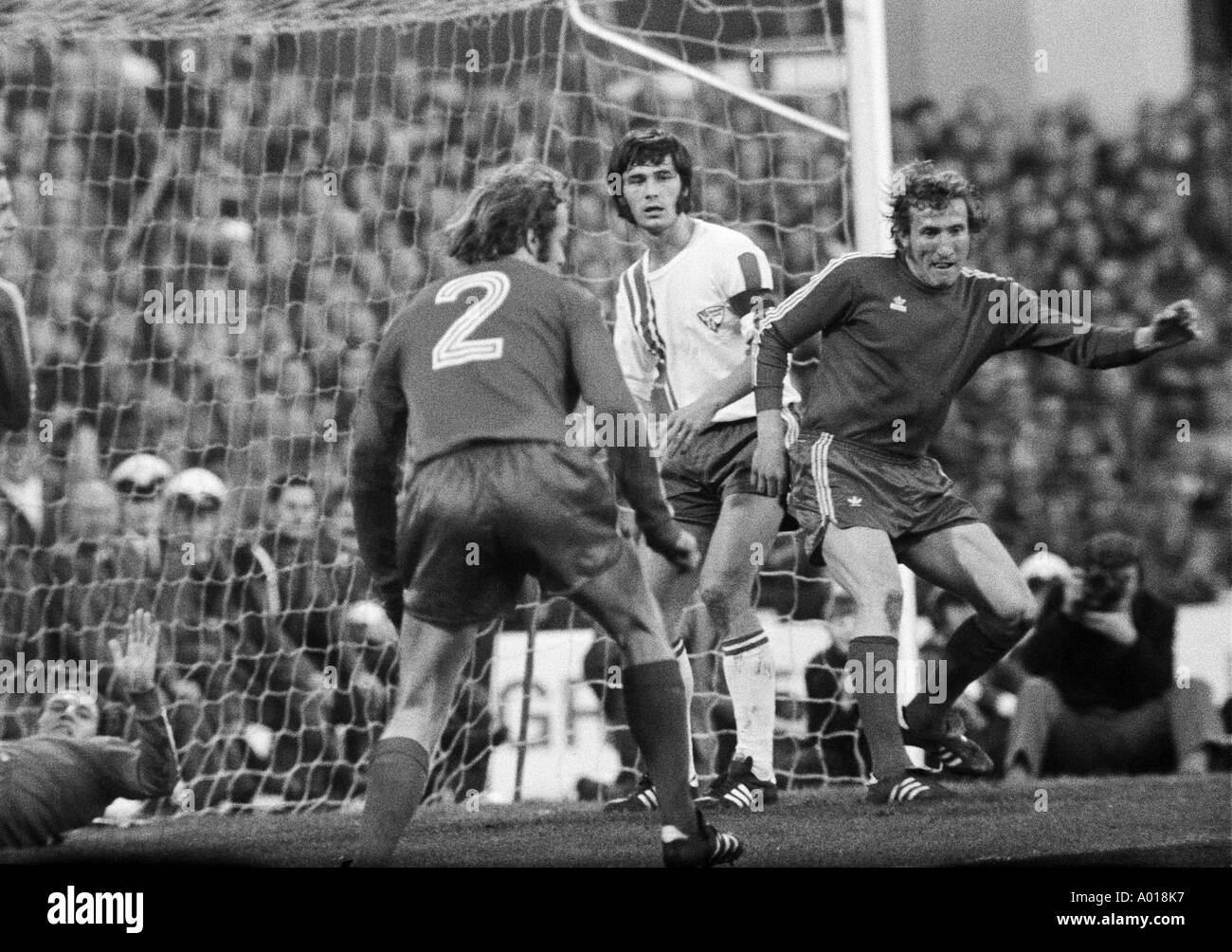 Fußball, Bundesliga, 1973/1974, VfL Bochum gegen FC Bayern München 0:1, Ruhrstadion der Castroper Straße, Szene der Partie, Hans Walitza (Bochum) mi. und Georg Schwarzenbeck (Bayern), b&w, schwarze und weiße, schwarze & weiß Fotografie Stockfoto