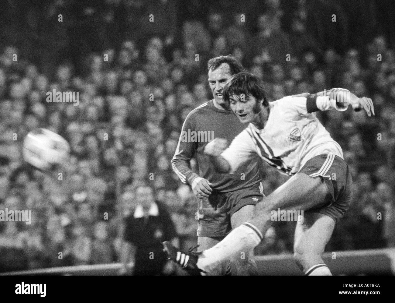 Fußball, Bundesliga, 1973/1974, VfL Bochum gegen FC Bayern München 0:1, Ruhr-Stadion an der Castroper Straße, Szene des Spiels, Roth, Schuss von Walitza, b&w, schwarze und weiße, schwarze & weiß Fotografie Stockfoto