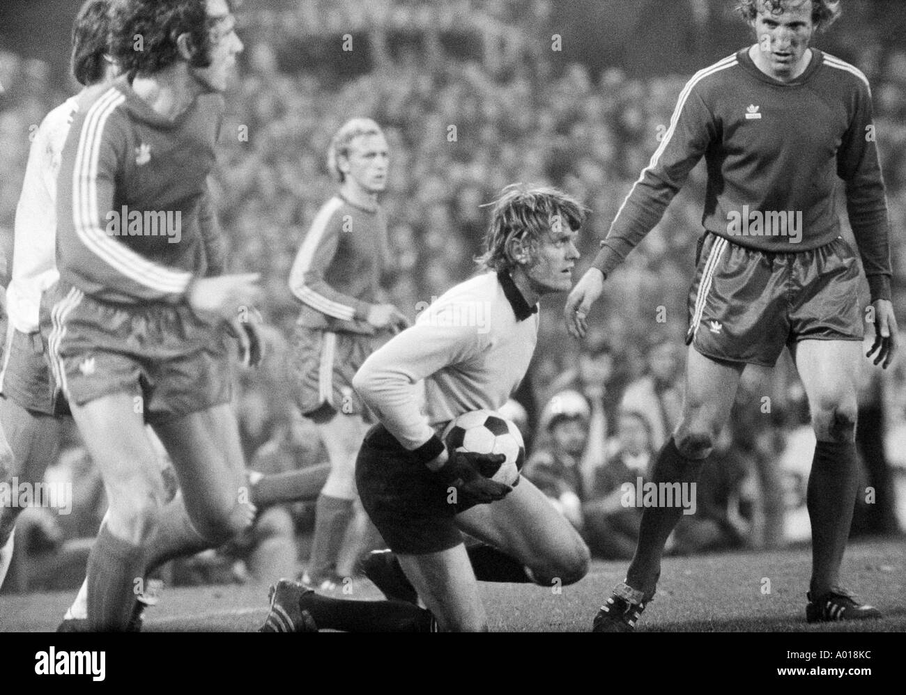 Fußball, Bundesliga, 1973/1974, VfL Bochum gegen FC Bayern München 0:1, Ruhrstadion der Castroper Straße, Szene des Spiels, Torwart Sepp Maier die Kugel, Schwarzenbeck, b&w, schwarz und weiß, schwarze & weiß Fotografie nimmt Stockfoto