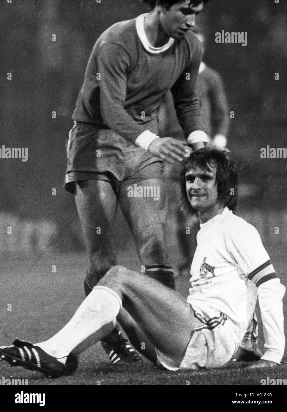 Fußball, Bundesliga, 1973/1974, FC Schalke 04 vs. 1. FC Köln 2:2, Stadion Glueckauf Kampfbahn, Wolfgang Overath, foul, Klaus Beverungen, b&w, schwarze und weiße, schwarze & weiß Fotografie Stockfoto