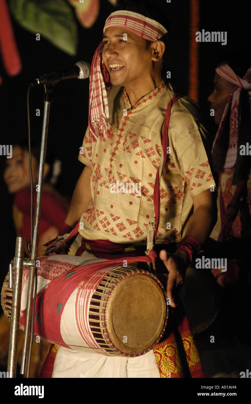 Mann, der während des traditionellen Assam Bihu-Tanzes beim Namchi Festival in Sikkim, Indien, Trommeln spielt. Kulturelle Aufführung mit traditioneller Musik und Kleidung. Stockfoto