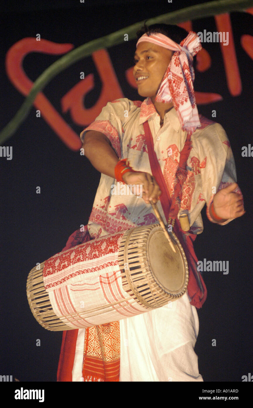 Mann, der während des traditionellen Assam Bihu-Tanzes beim Namchi Festival in Sikkim, Indien, Trommeln spielt. Er trägt ethnische Kleidung und ein Kopftuch. Stockfoto