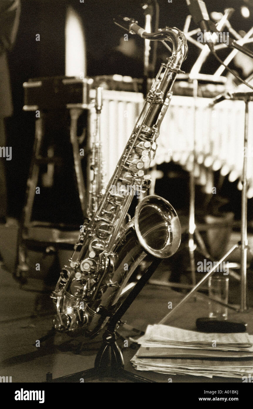 Saxophon auf einem Ständer Stockfoto