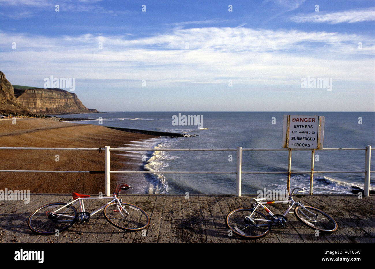 Des Rates Warnschild, durch Vandalen zu "Gefahr unter Wasser Scherben" verändert.  Devon, England, UK, Großbritannien. Stockfoto