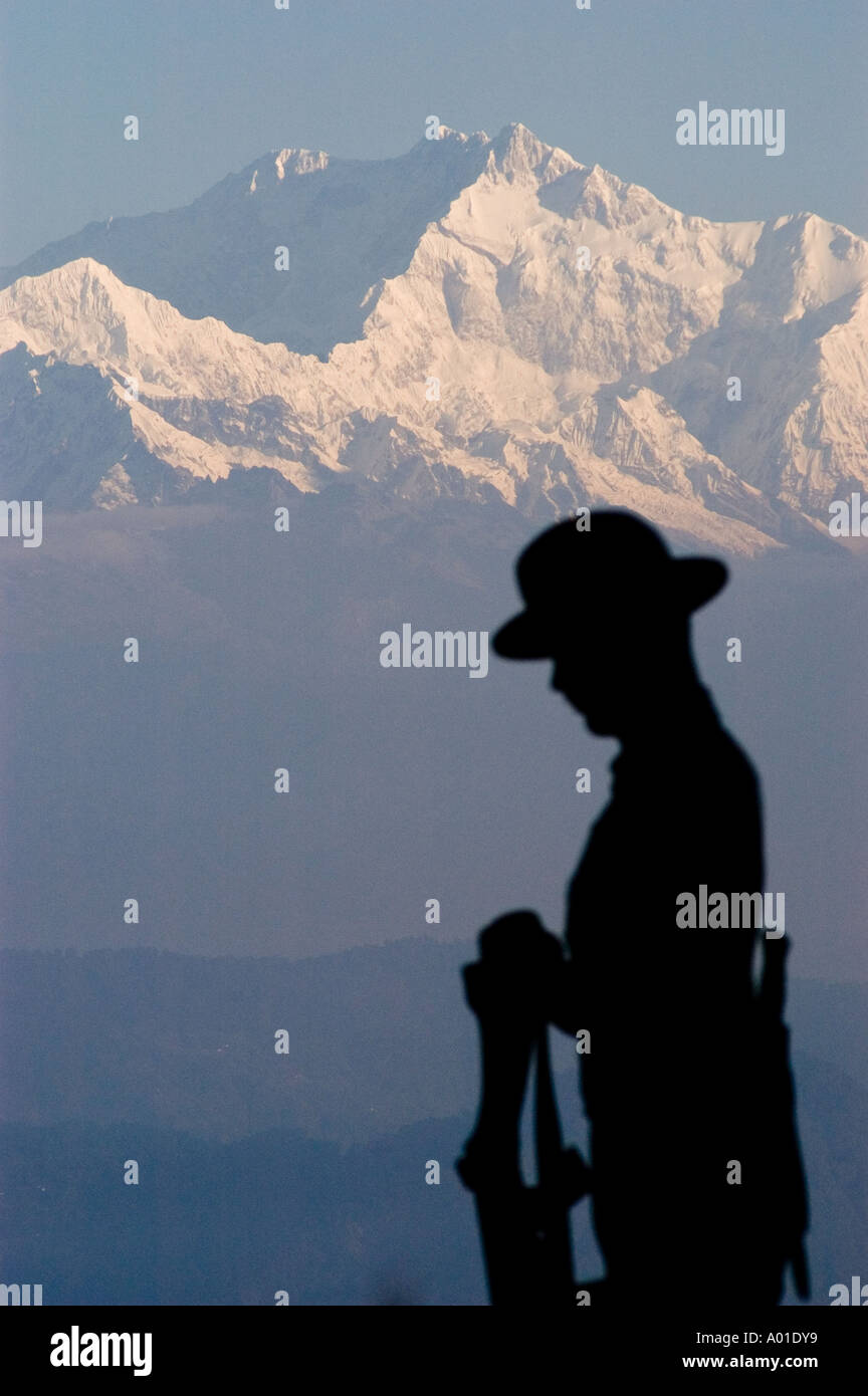 Denkmal der Gurkha Soldaten mit Kangchenjunga Berg im Hintergrund Batista Schleife Ghoom Darjeeling West Bengal Indien Stockfoto