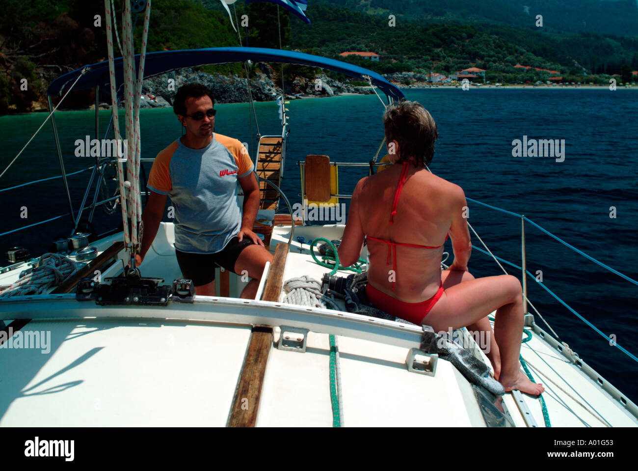 paar erholsame an Bord Segelyacht Stockfoto