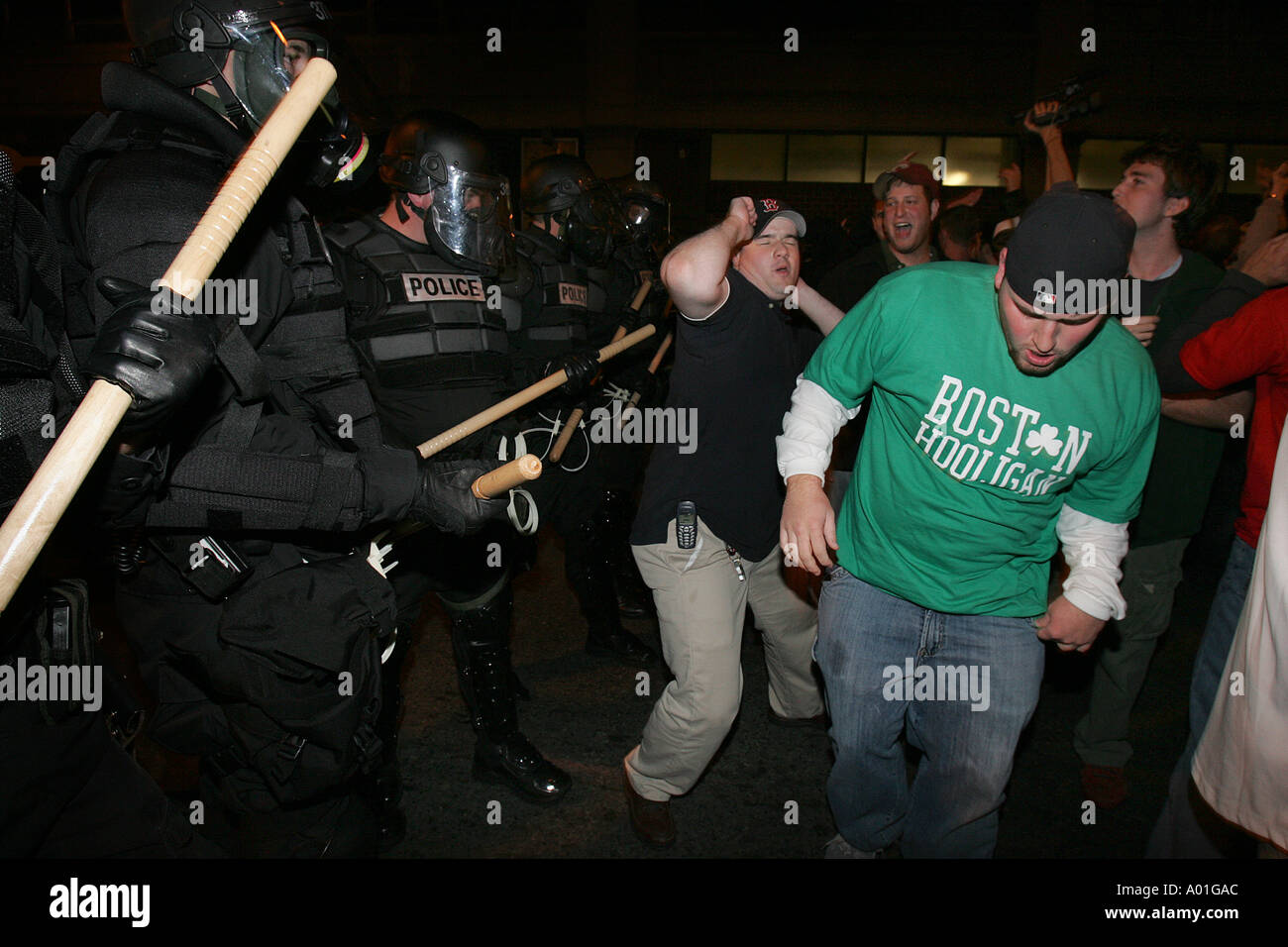 Fans tanzen vor Polizei nach den Boston Red Sox die World Series gewonnen Stockfoto