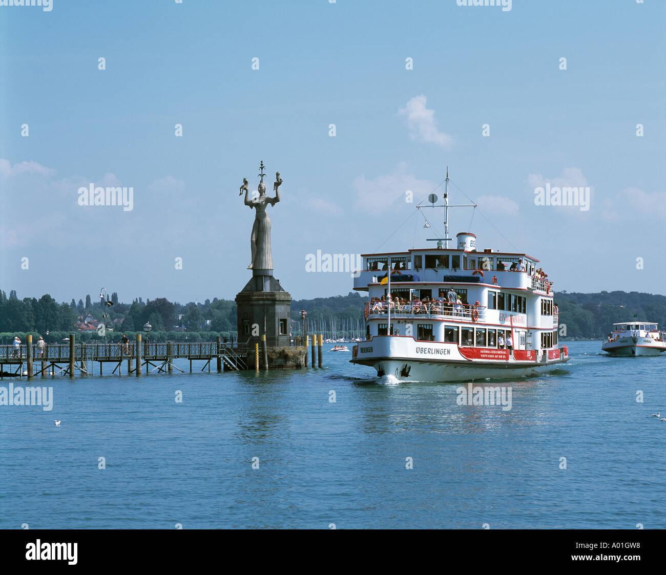 Konstanzer Pegel Im Hafen, Imperia-Statue von Peter Lenk, Kurtisane, Hafeneinfahrt, Hafentor, Ausflugsdampfer, Passagierschiff, Konstanz, Rhein, Seerh Stockfoto