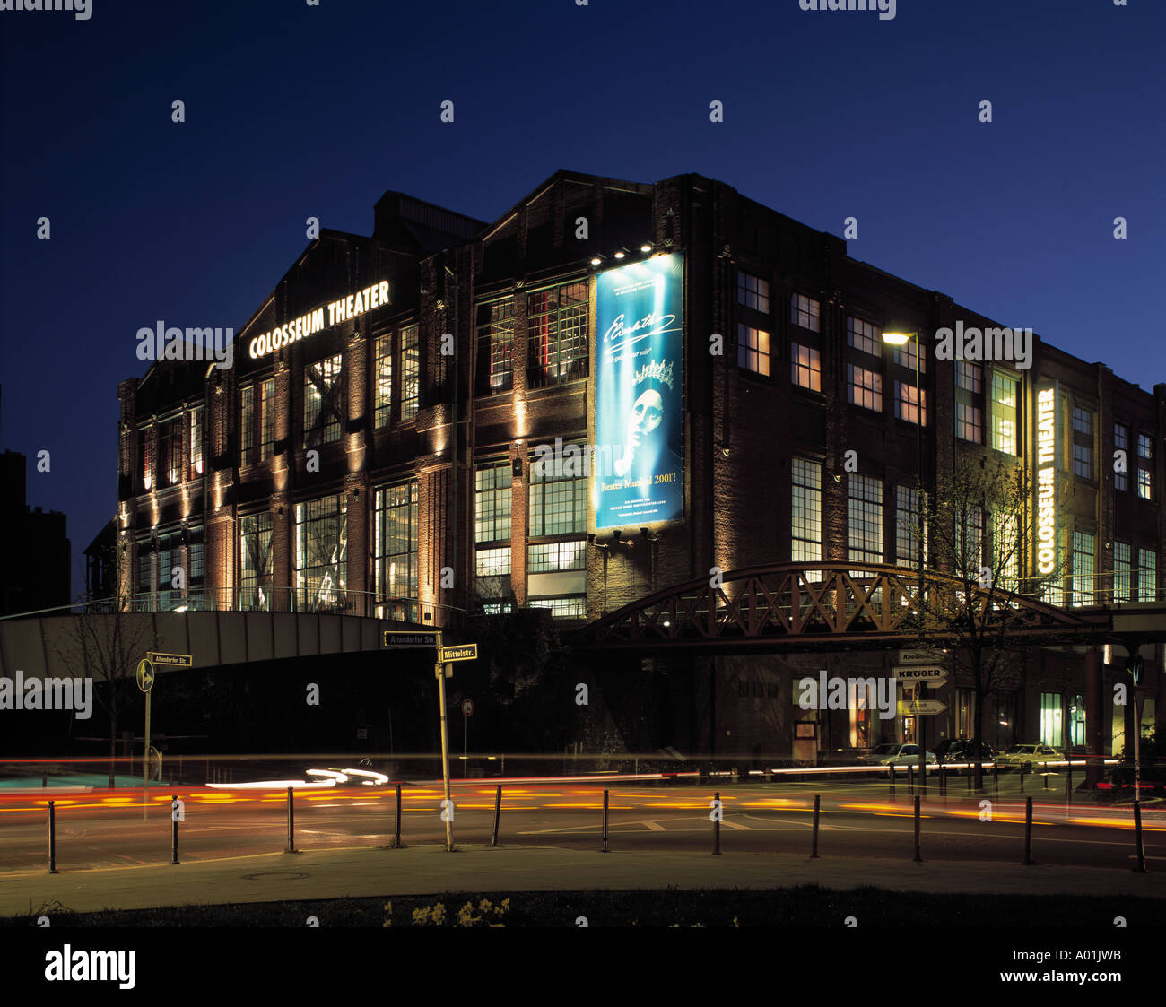 Colosseum Theater, Musical-Theater Colosseum Bei Nacht Beleuchtet, Musical Elisabeth, Industriehalle, Essen, Ruhrgebiet, Nordrhein-Westfalen Stockfoto