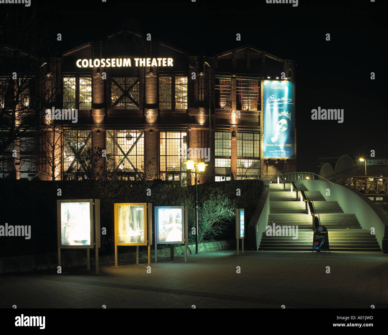 Colosseum Theater, Musical-Theater Colosseum Bei Nacht Beleuchtet, Musical Elisabeth, Industriehalle, Essen, Ruhrgebiet, Nordrhein-Westfalen Stockfoto