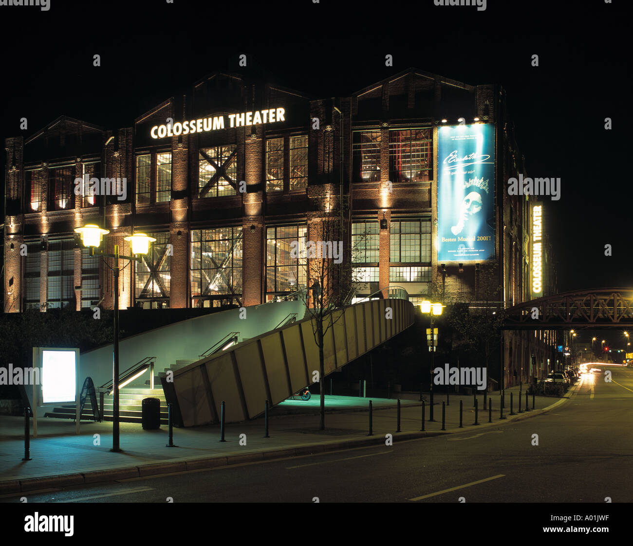 Colosseum Theater, Musical-Theater Colosseum Bei Nacht Beleuchtet, Musical Elisabeth, Industriehalle, Essen, Ruhrgebiet, Nordrhein-Westfalen Stockfoto