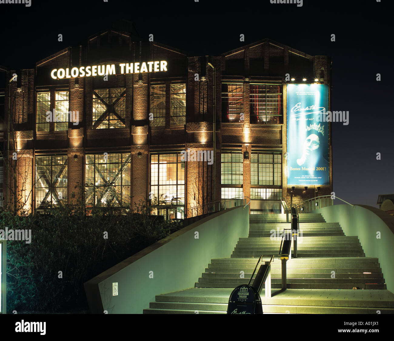 Colosseum Theater, Musical-Theater Colosseum Bei Nacht Beleuchtet, Musical Elisabeth, Industriehalle, Essen, Ruhrgebiet, Nordrhein-Westfalen Stockfoto