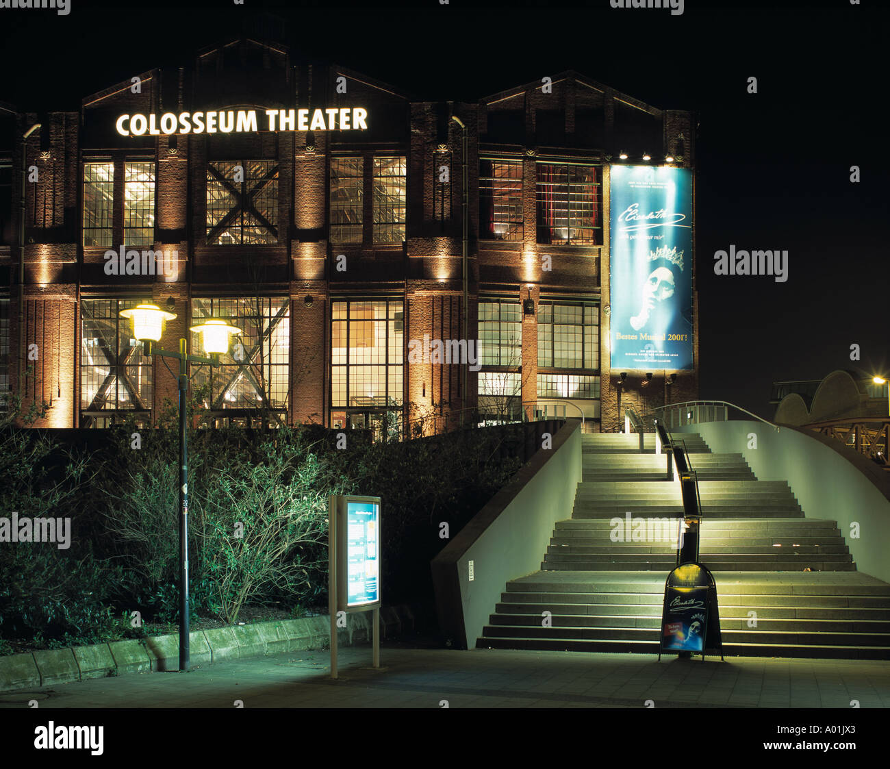 Colosseum Theater, Musical-Theater Colosseum Bei Nacht Beleuchtet, Musical Elisabeth, Industriehalle, Essen, Ruhrgebiet, Nordrhein-Westfalen Stockfoto