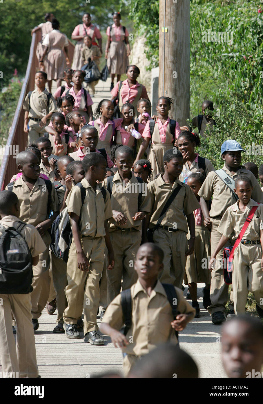 Jamaikanische Schulkinder in uniform Stockfoto