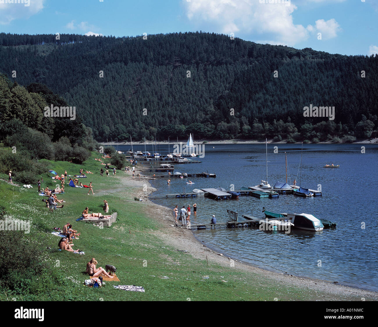 Rurstausee Schwammenauel Rurtalsperre, Menschen am Baden, Simmerath-Nationalpark, Naturpark Nordeifel (Deutsch-Belgischer), Nordrhein-Westfalen Stockfoto