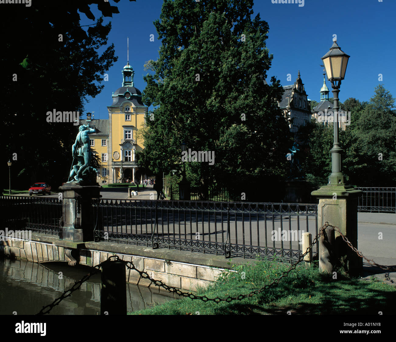 Residenzschloss, Wasserschloss, Entstehungsumstände, Schlossbruecke Mit Skulptur, Laterne, Bueckeburg, Naturpark Weserbergland-Schaumburg-Hameln Nieders Stockfoto