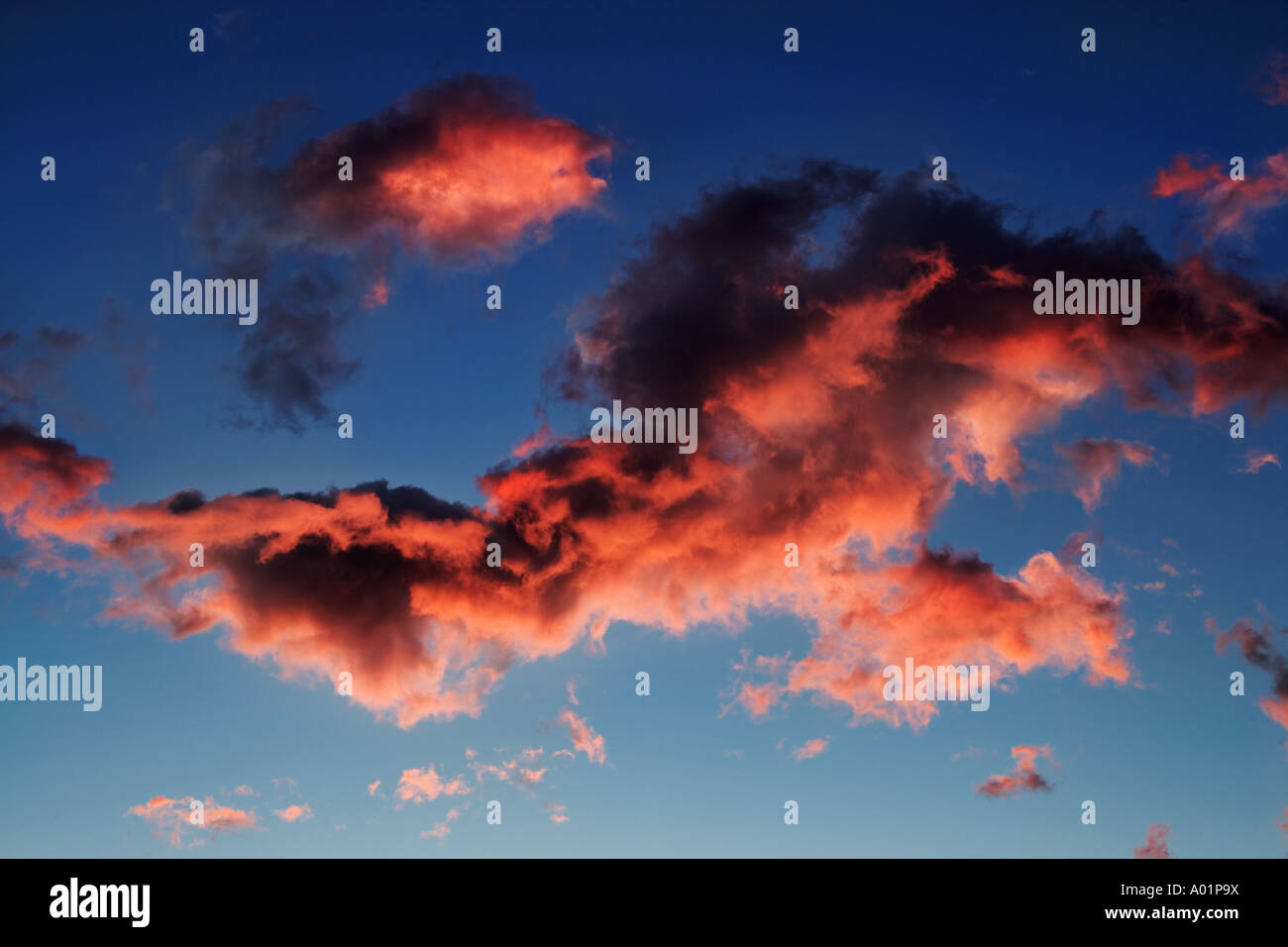 Wolkenbildung bei Sonnenaufgang oder Sonnenuntergang Stockfoto